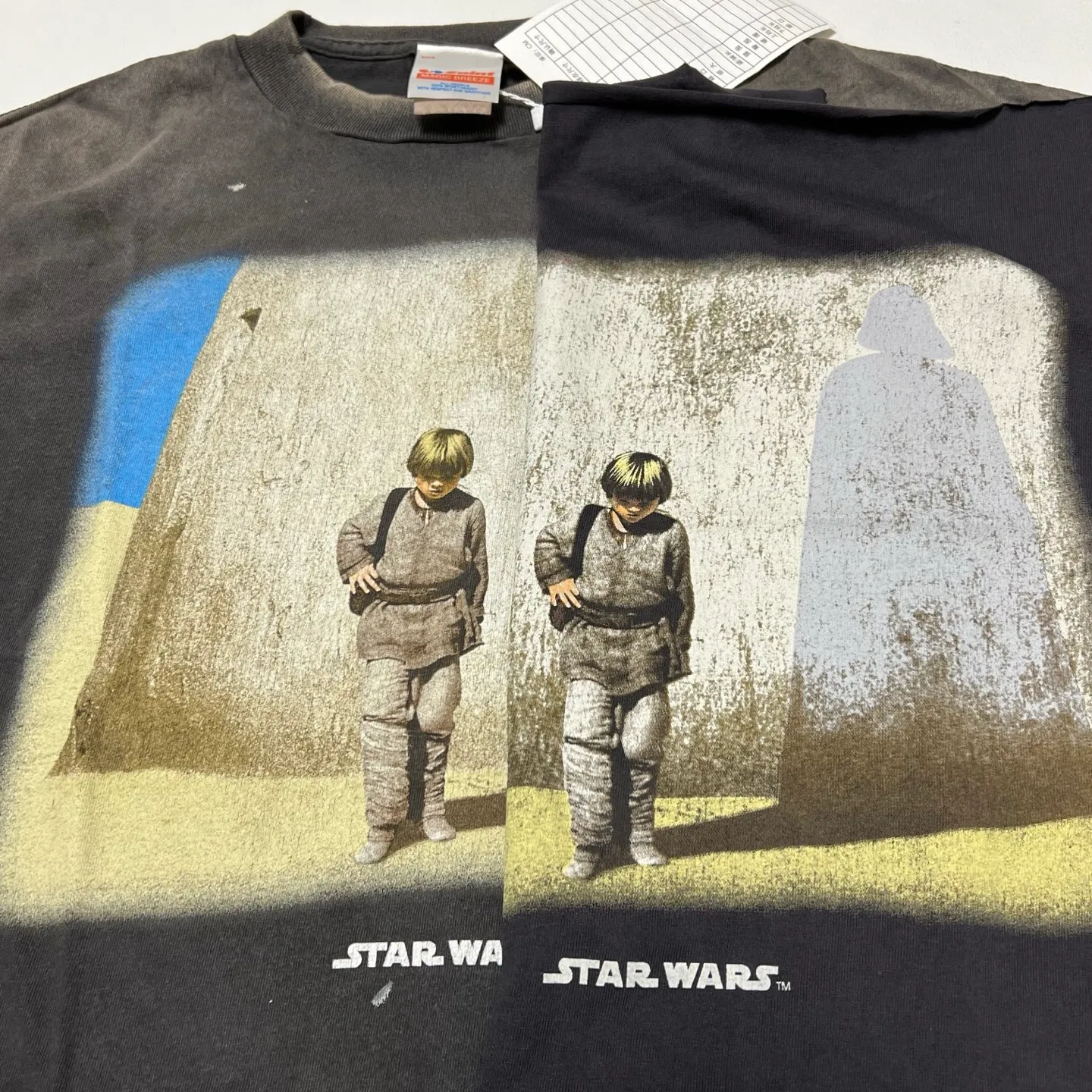 Printing proofing SAINT Mxxxxxx × STAR WARS SW_SS TEE /ANAKIN/BLK Star Wars co-branded TEE Anakin Skywalker Darth Vader reflection printed TEE washed black S-XL The printing comes from the impressive poster vision of "Anakin Skywalker" in "STAR WARS Episode I/The Phantom Menace" and the design of "Darth Vader" printed on the back The entire garment is hand-processed with dirt, washed with water, and printed with a distressed feel, which perfectly interprets the artistic specialty of NEW VINTAGE. In addition, the main mark and wash mark are customized to be consistent with the original version. It can be said that every detail of ZP is perfectly reproduced.